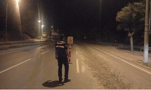 İzmit’te Beton Dökümüyle Çevre ve Trafik Güvenliği Tehditine Zabıta Müdahalesi